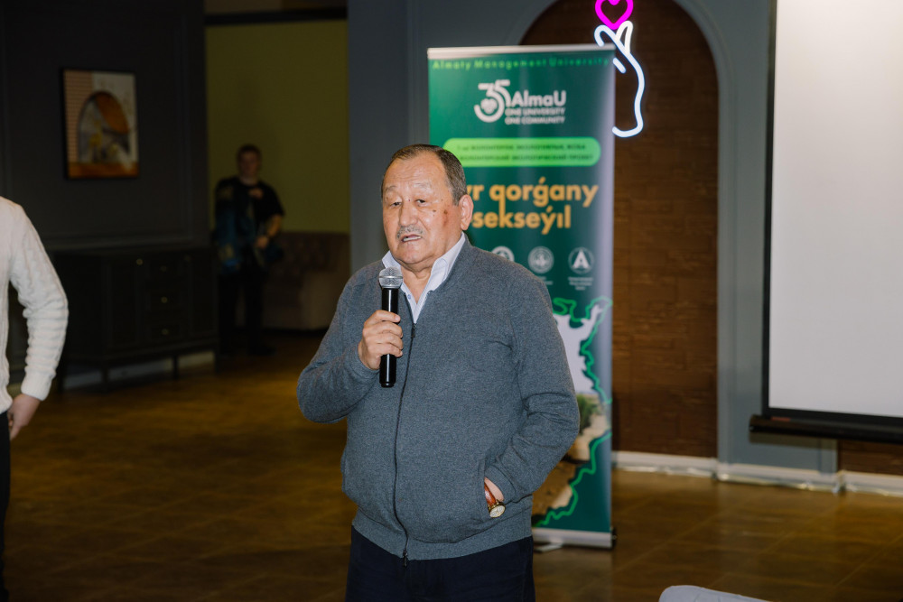 Үлкен сиськи бар ауылдық балапан